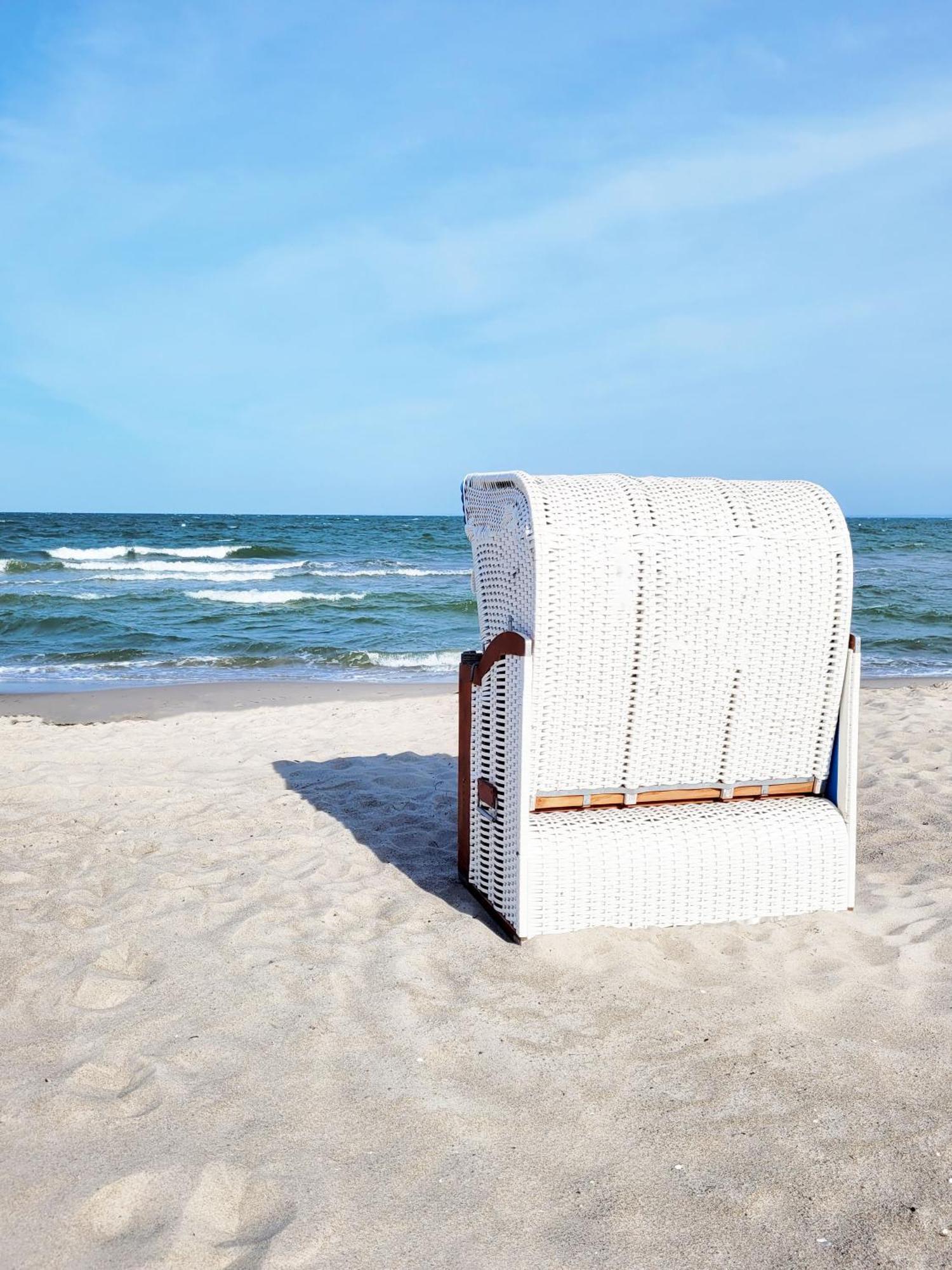 Strandnahe Ferienwohnung - Sehr Modern Und Hochwertig Eingerichtet, Inklusive Parkplatz, Gartenzugang Und Fahrradunterstellmoeglichkeit 샬베우츠 외부 사진