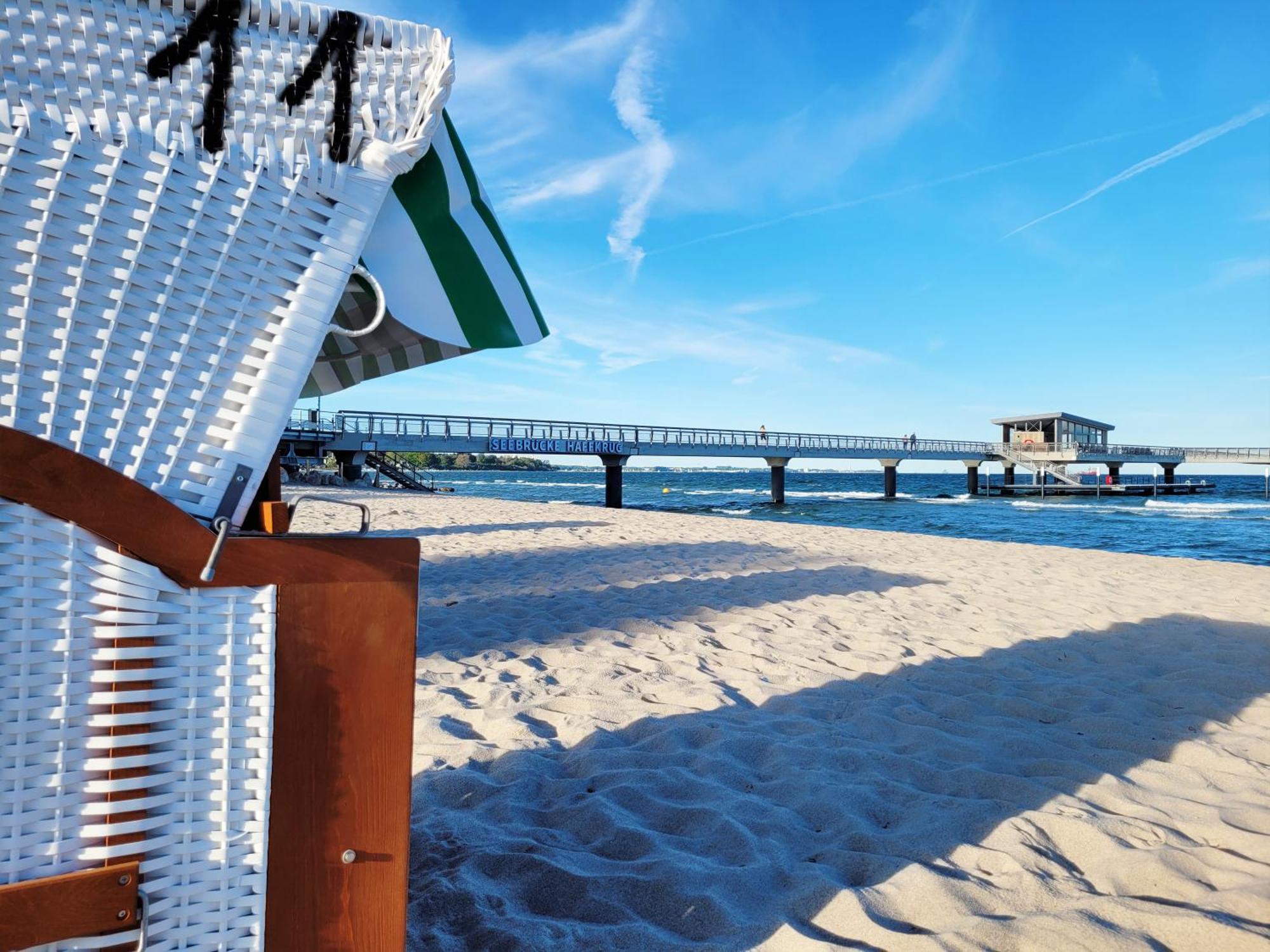 Strandnahe Ferienwohnung - Sehr Modern Und Hochwertig Eingerichtet, Inklusive Parkplatz, Gartenzugang Und Fahrradunterstellmoeglichkeit 샬베우츠 외부 사진