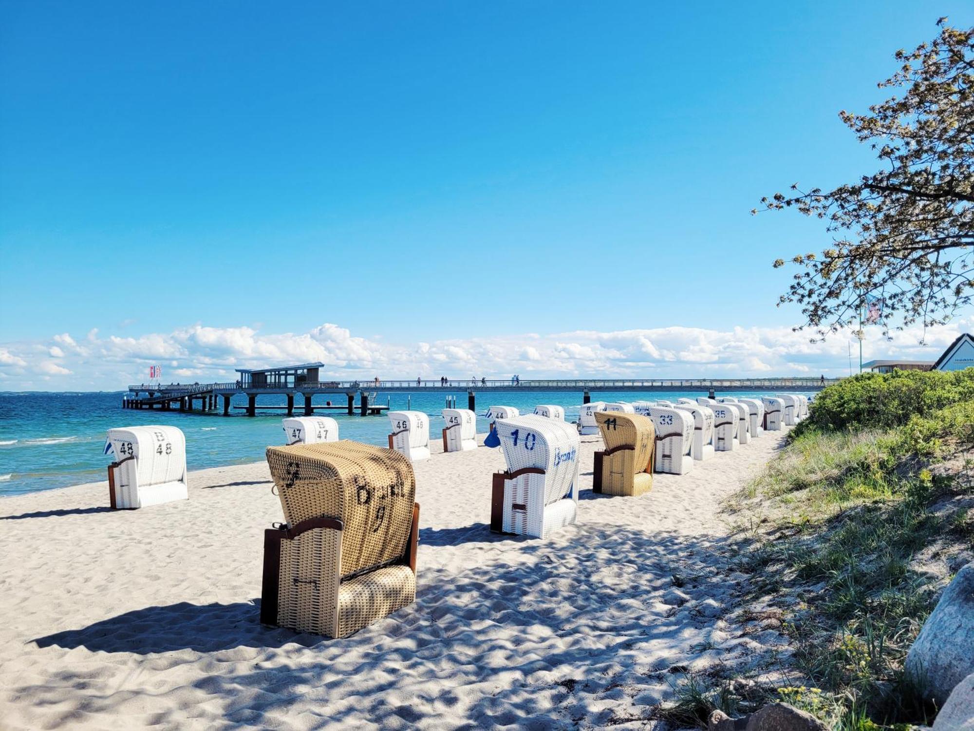 Strandnahe Ferienwohnung - Sehr Modern Und Hochwertig Eingerichtet, Inklusive Parkplatz, Gartenzugang Und Fahrradunterstellmoeglichkeit 샬베우츠 외부 사진